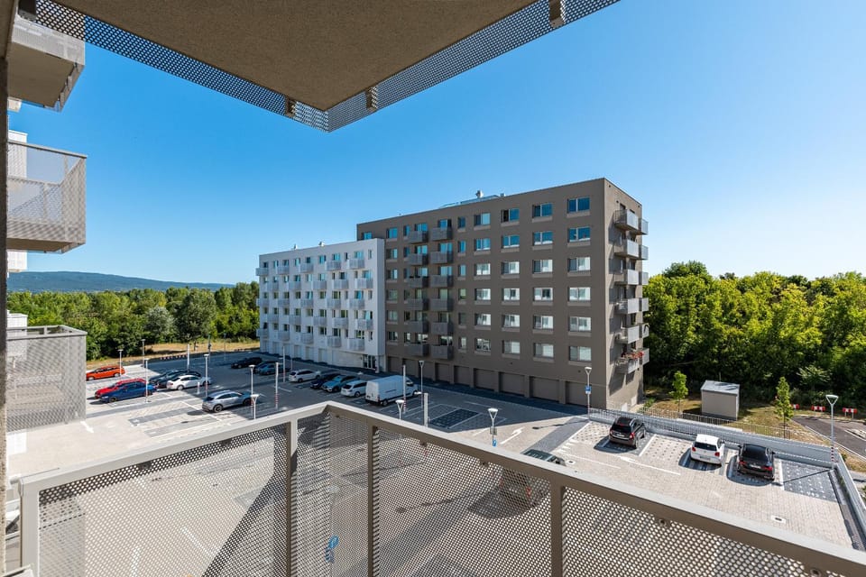 Property building, Neighbourhood, Balcony/Terrace, City view, Location