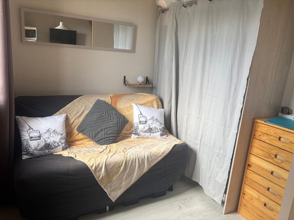 Bed, Seating area