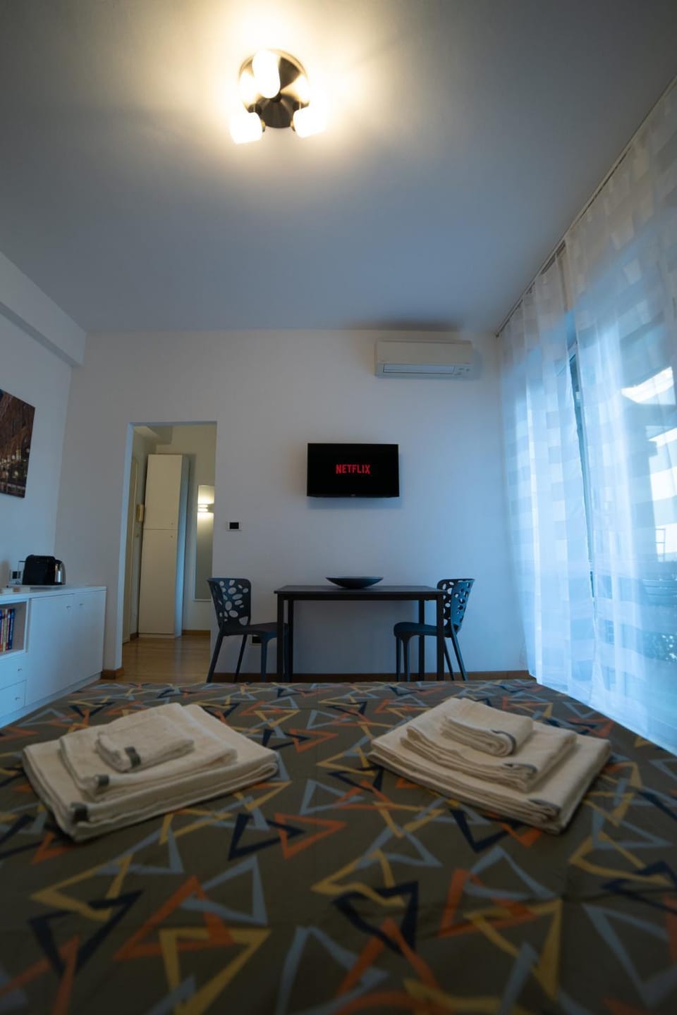 Communal lounge/ TV room, Bed, TV and multimedia, Living room, Photo of the whole room, Seating area, Dining area, Evening entertainment, Bedroom, towels, air conditioner