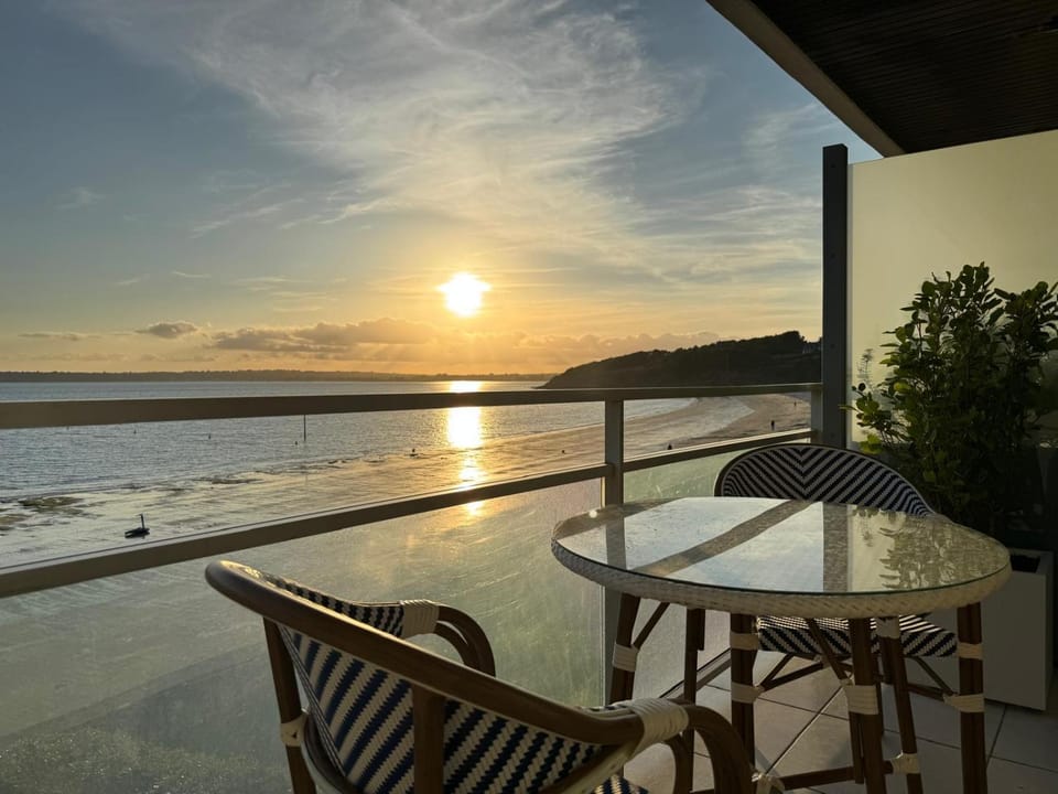 Natural landscape, View (from property/room), Balcony/Terrace, Dining area, Beach, Sea view, Sunset