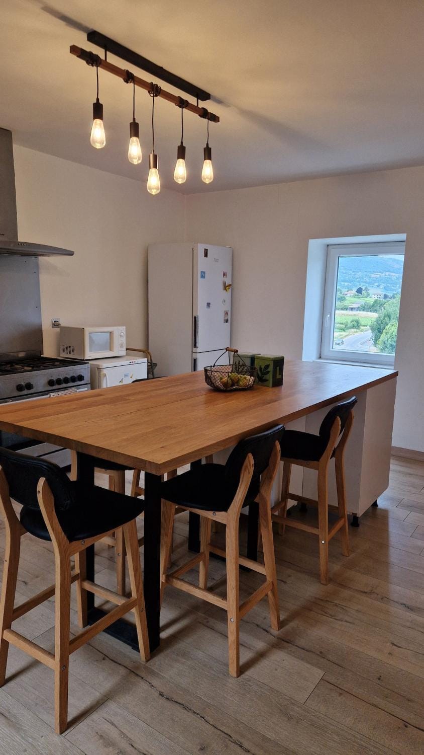 Kitchen or kitchenette, Dining area