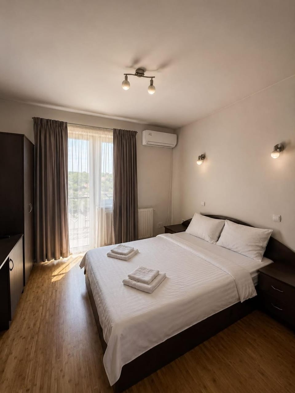 Bed, TV and multimedia, Bedroom