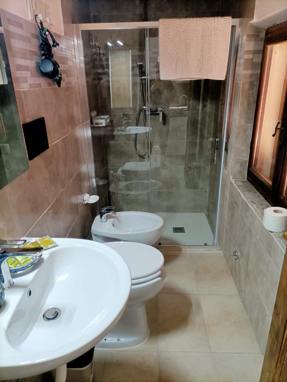 Shower, Toilet, Bathroom, bidet, towels