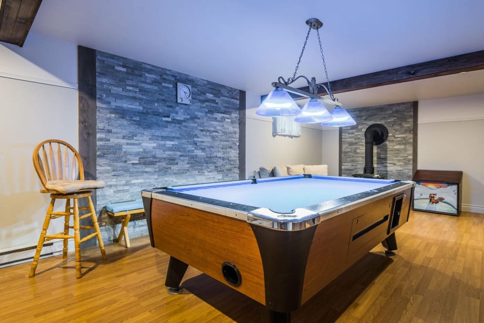 Lake and Pool Table - Au Pied du Lac Chalet in Ontario