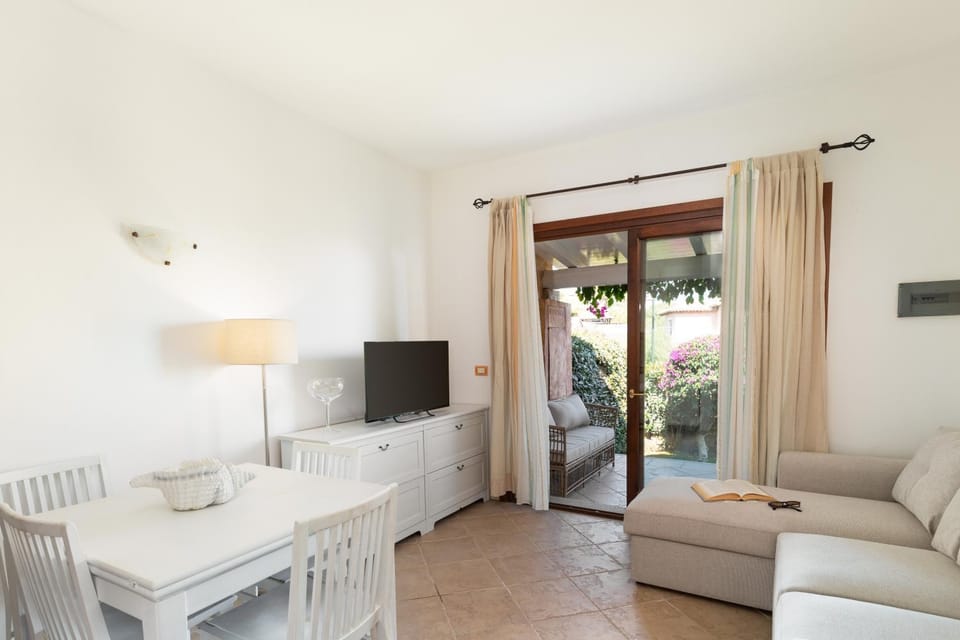 TV and multimedia, Living room, Seating area, Dining area, Evening entertainment