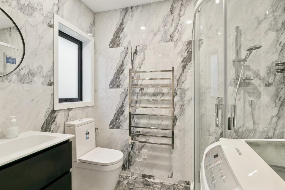 Toilet, towels, towels
