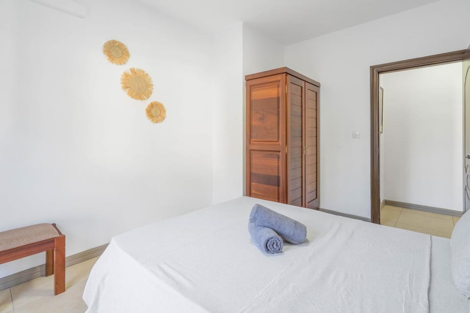 Bed, Bedroom, towels, wardrobe