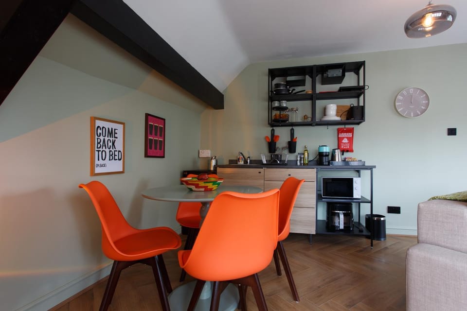 Kitchen or kitchenette, Dining area