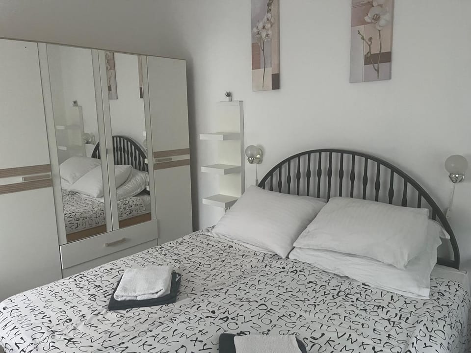 Bed, Photo of the whole room, Bedroom, towels, wardrobe