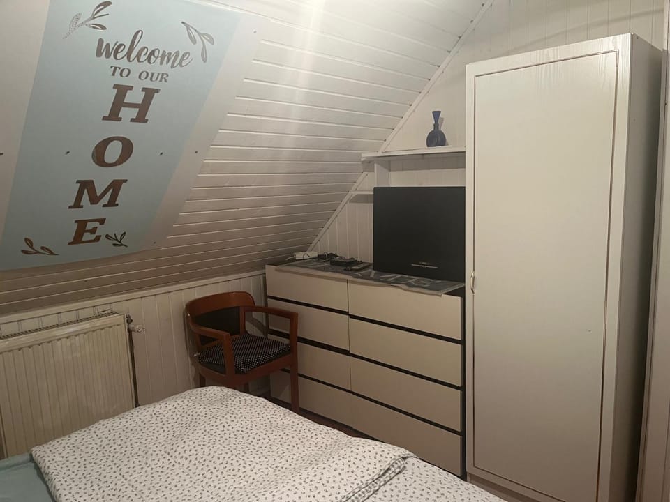 Bed, TV and multimedia, Photo of the whole room, Bedroom, wardrobe