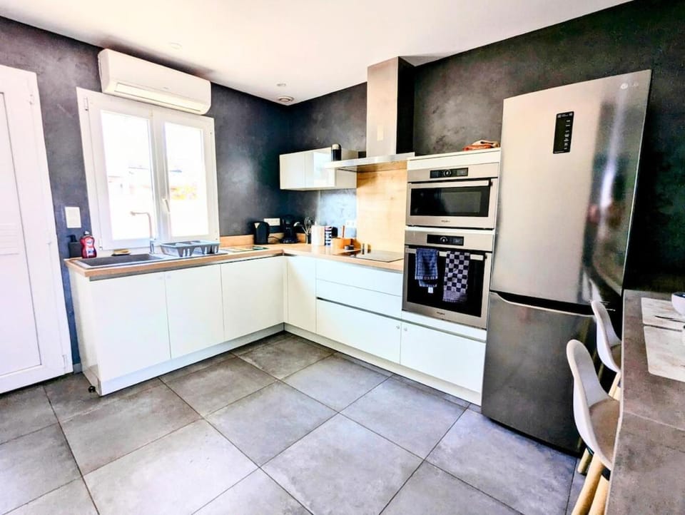 Kitchen or kitchenette, dishwasher, oven, pet friendly, stove, toaster