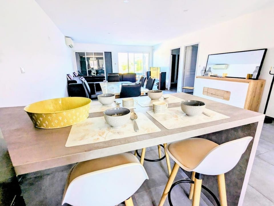 Kitchen or kitchenette, Seating area, Dining area