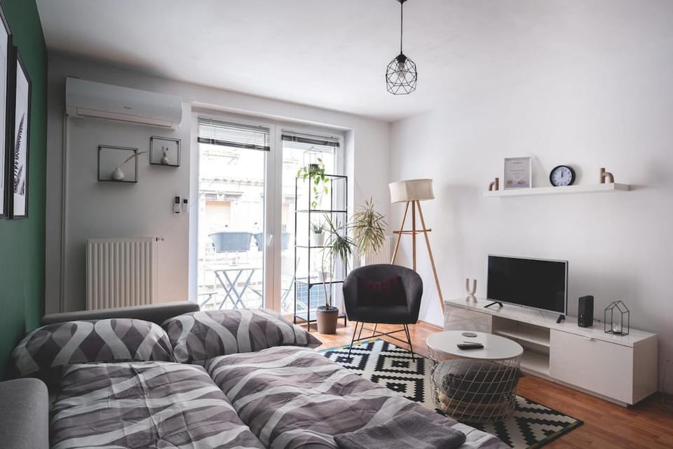 Cozy & Colorful Downtown Escape Apartment in Budapest