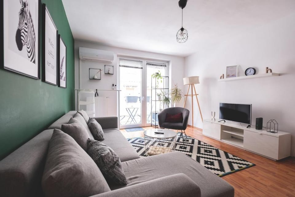 Cozy & Colorful Downtown Escape Apartment in Budapest