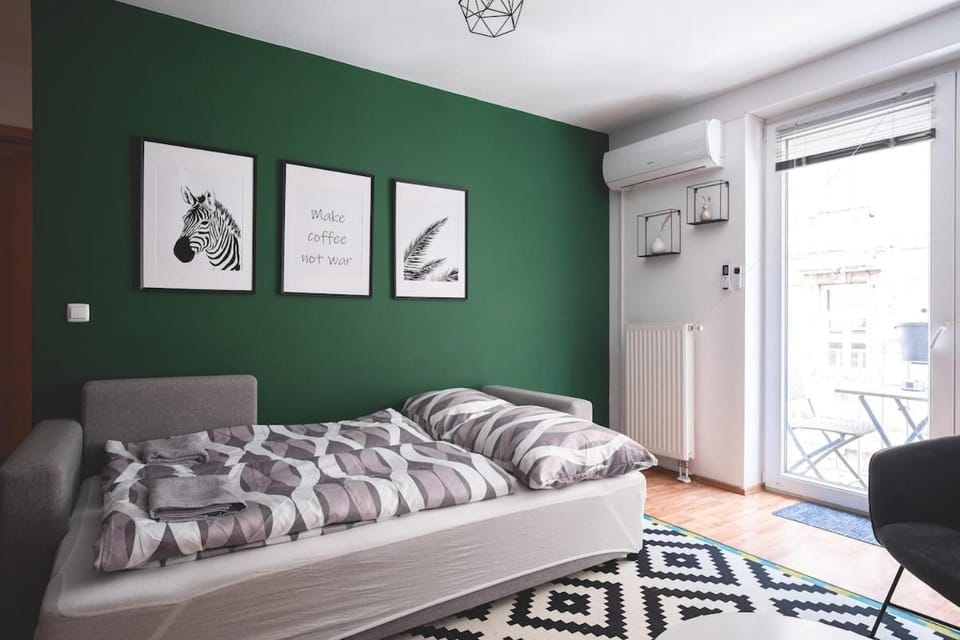 Cozy & Colorful Downtown Escape Apartment in Budapest