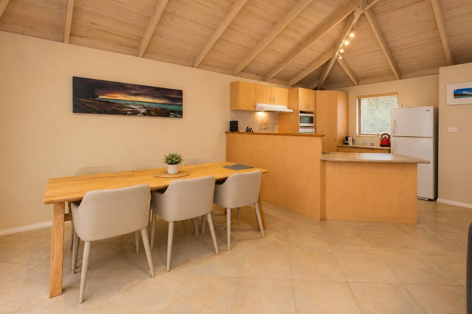Coffee/tea facilities, Kitchen or kitchenette, Dining area, oven, stove