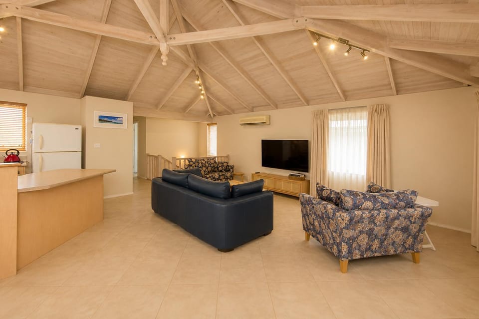 Communal lounge/ TV room, TV and multimedia, Kitchen or kitchenette, Living room, Seating area, Evening entertainment