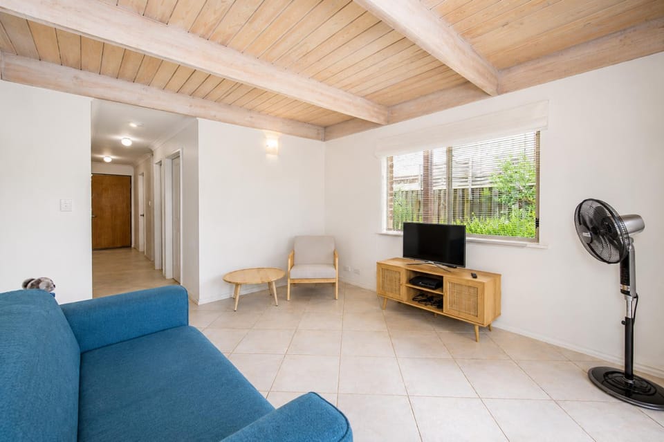 Communal lounge/ TV room, TV and multimedia, Living room, Seating area, Evening entertainment