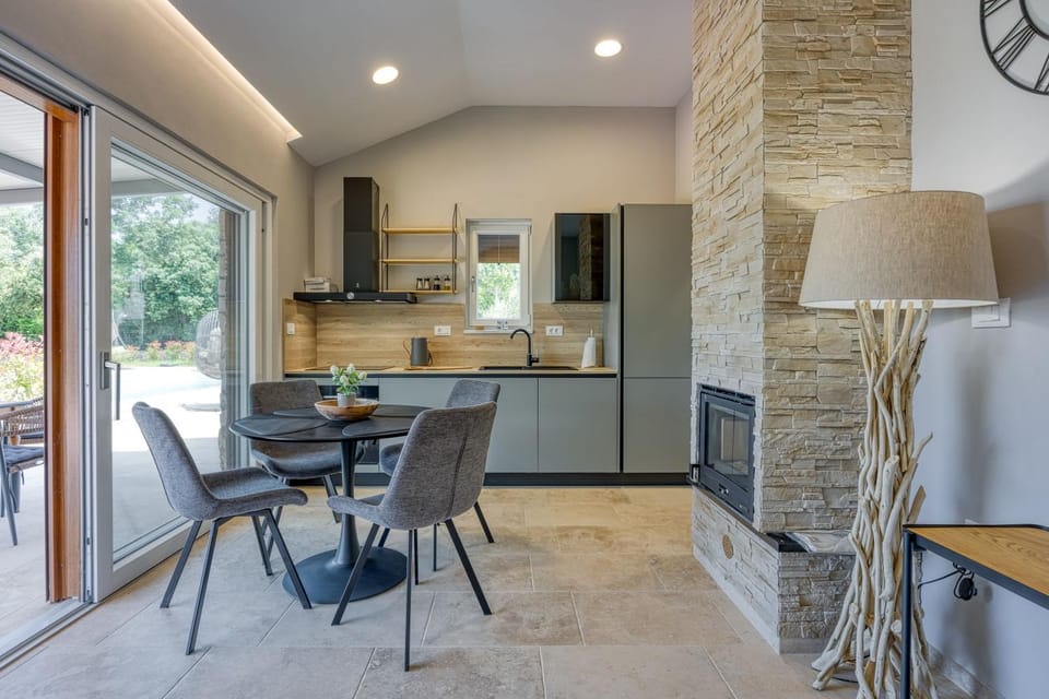 Kitchen or kitchenette, Dining area