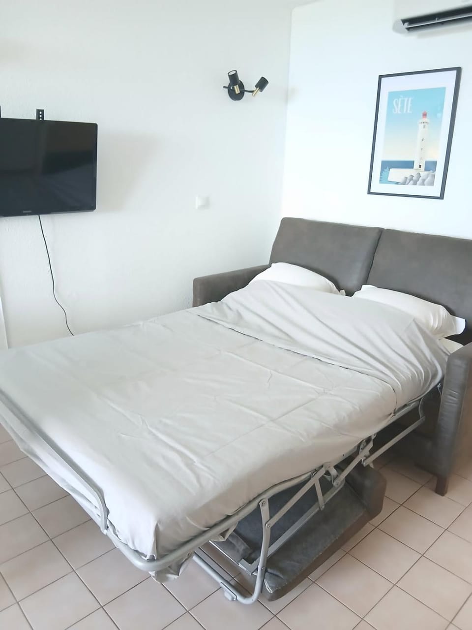 Bed, TV and multimedia