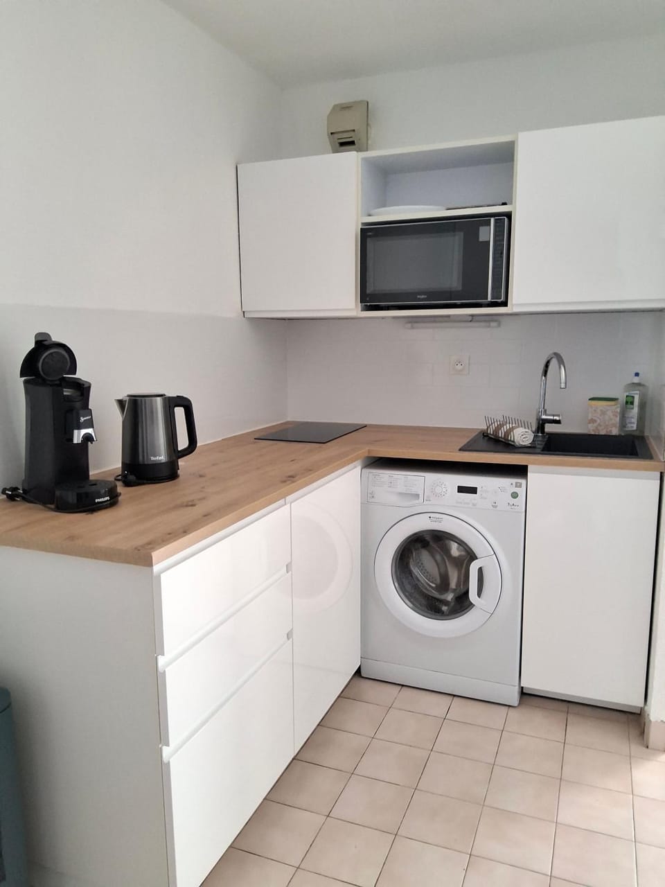 Coffee/tea facilities, Kitchen or kitchenette, stove, toaster