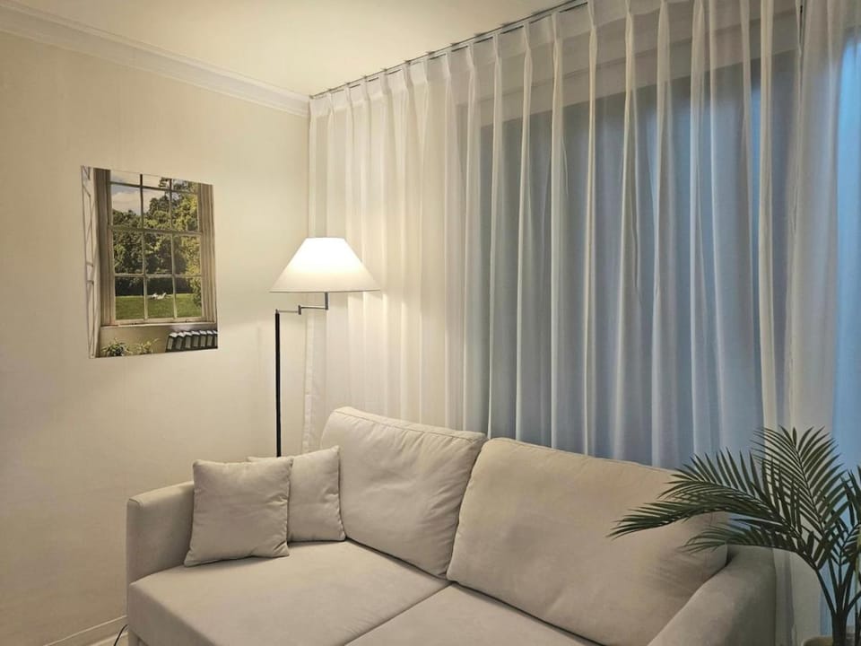 Free Parking, Gimpo Airport 7min, SubwayStation 5min, Lotte Mall, Department Store, Mart, Theater 15min Apartment in Seoul