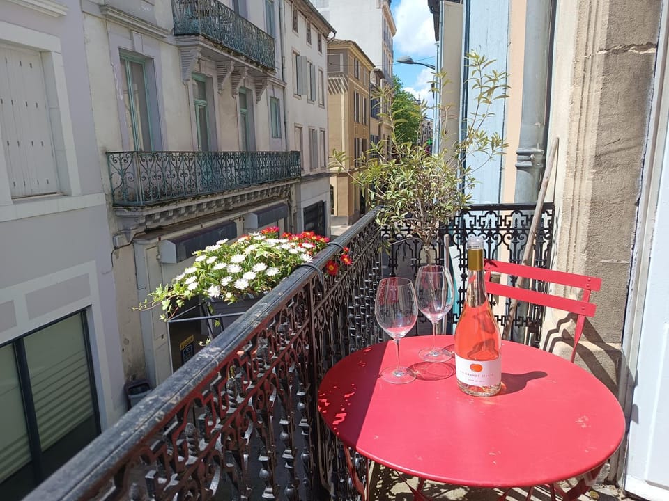 Property building, Day, Balcony/Terrace, Alcoholic drinks