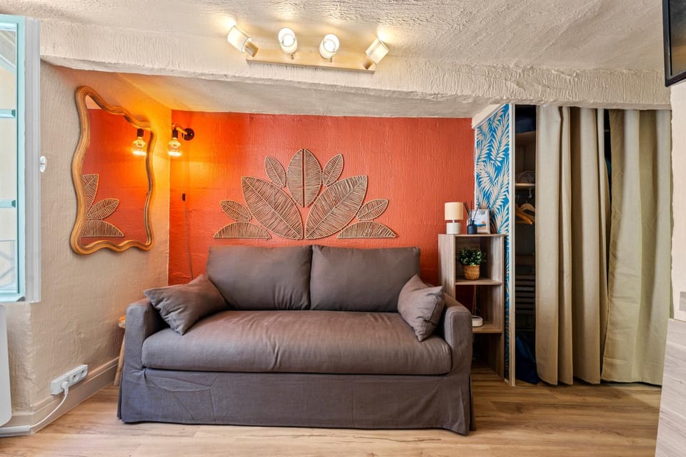 Bed, Living room