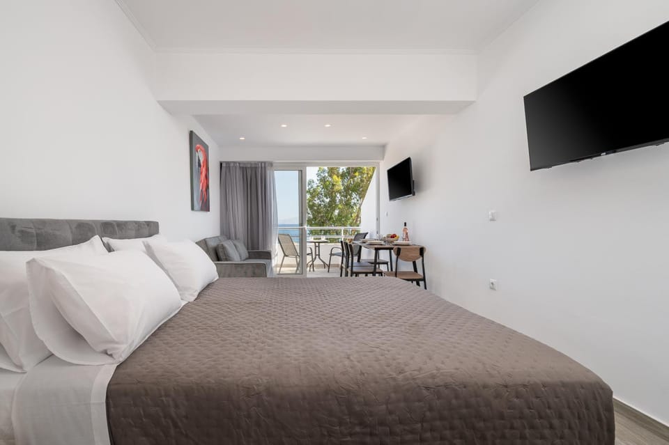 Bed, TV and multimedia, Bedroom