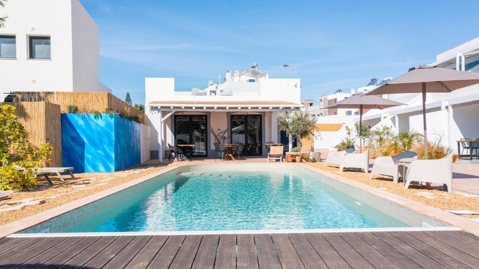 Property building, Swimming pool, sunbed