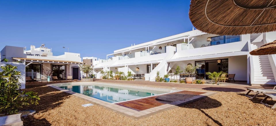 Property building, Swimming pool, sunbed