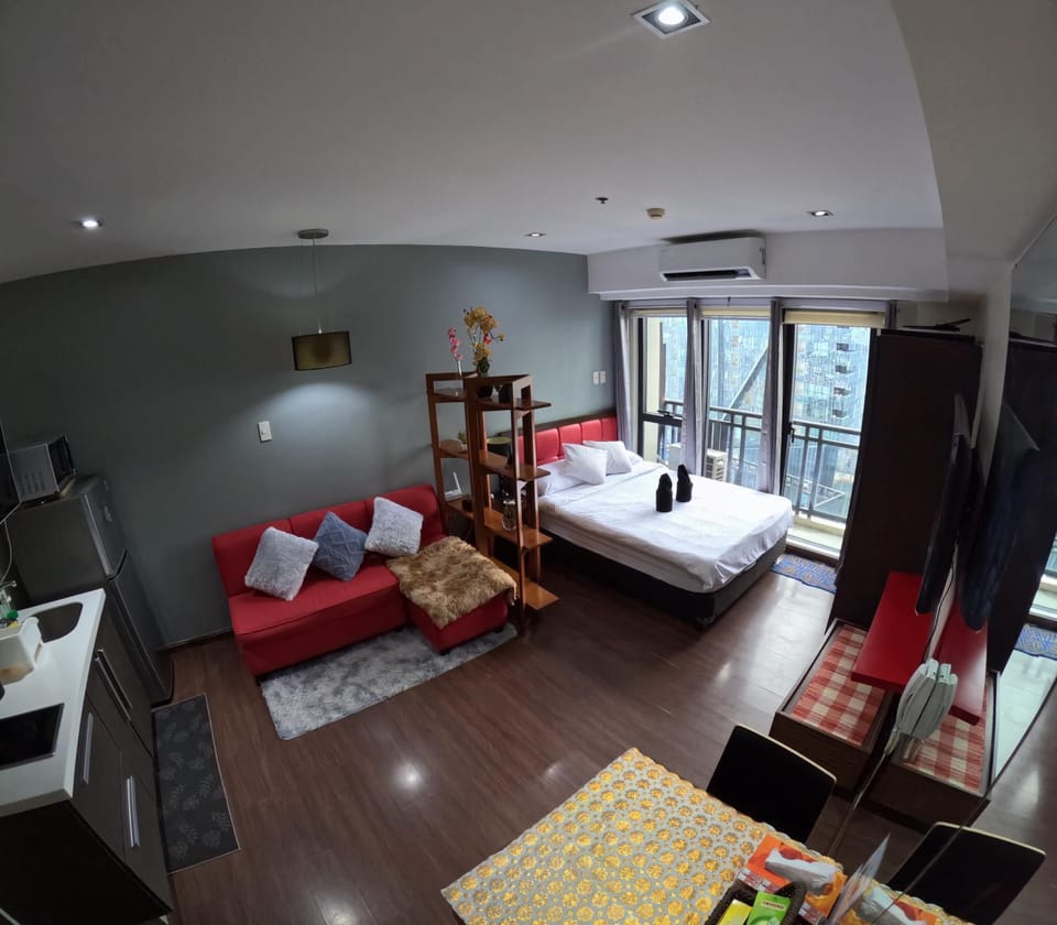 Bed, Kitchen or kitchenette, Seating area, City view, wardrobe