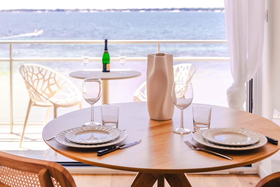 Natural landscape, View (from property/room), Balcony/Terrace, Dining area, Beach, Sea view