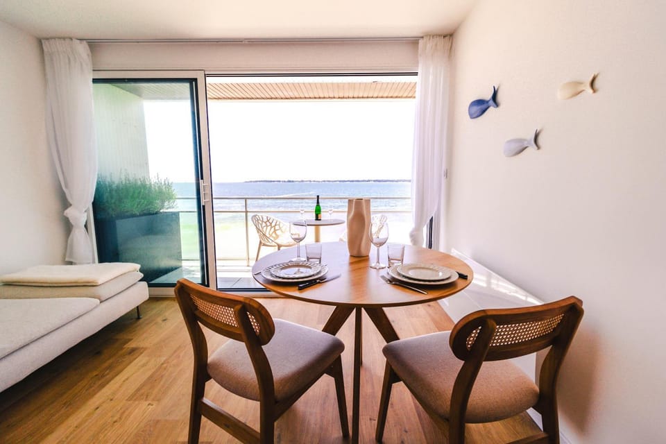 Natural landscape, Balcony/Terrace, Dining area, Beach, Sea view