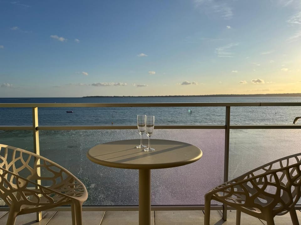 Natural landscape, View (from property/room), Balcony/Terrace, Dining area, Sea view, Sunset