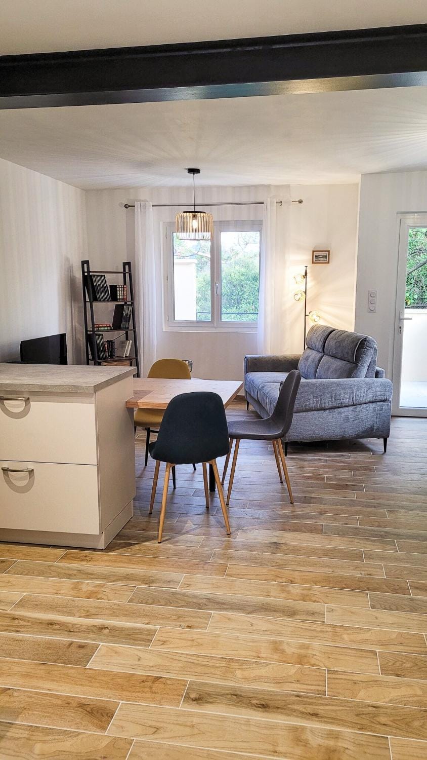 Kitchen or kitchenette, Seating area, minibar