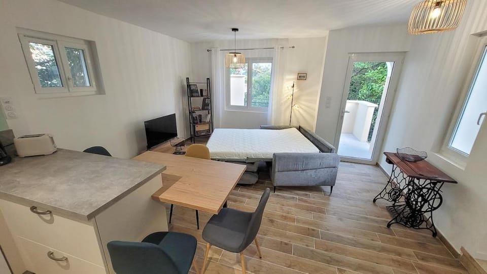 Bed, TV and multimedia, Living room, Dining area