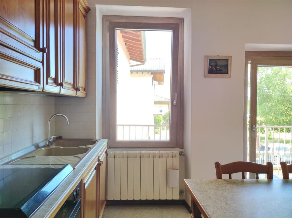 Kitchen or kitchenette, Dining area, stove