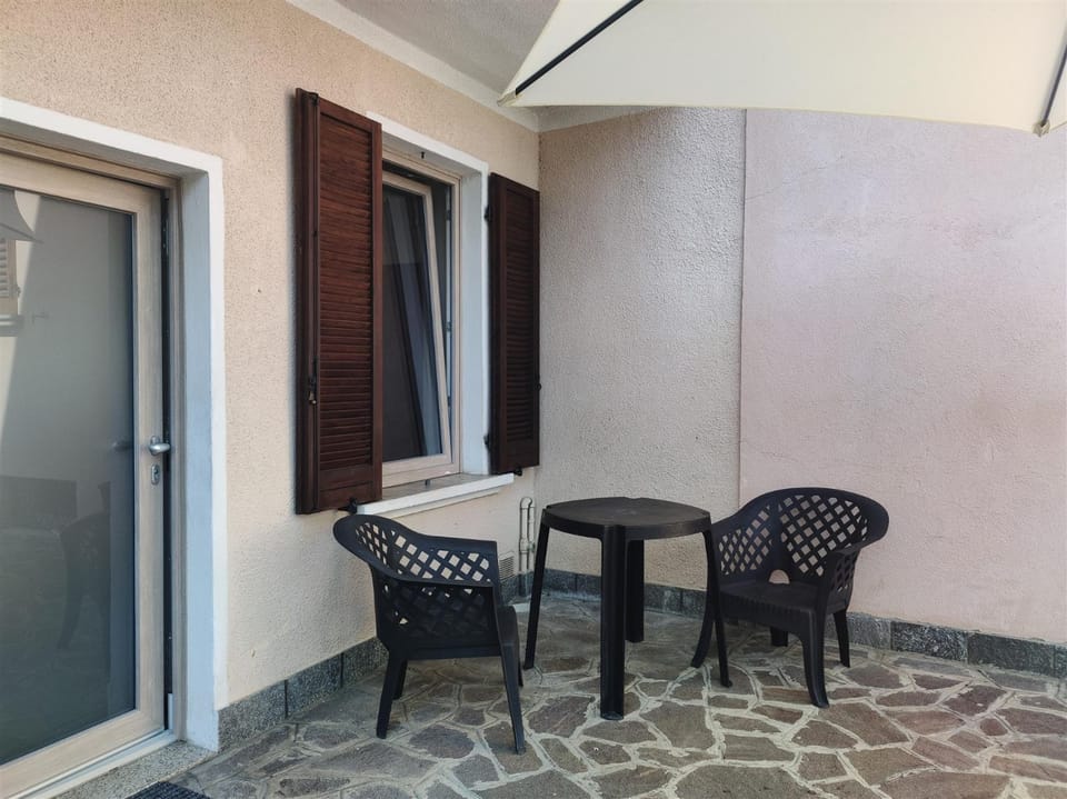 Patio, Dining area