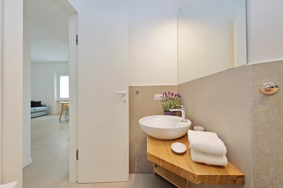 Brand New Modern Apt 2 Stops to Colosseum Apartment in Rome