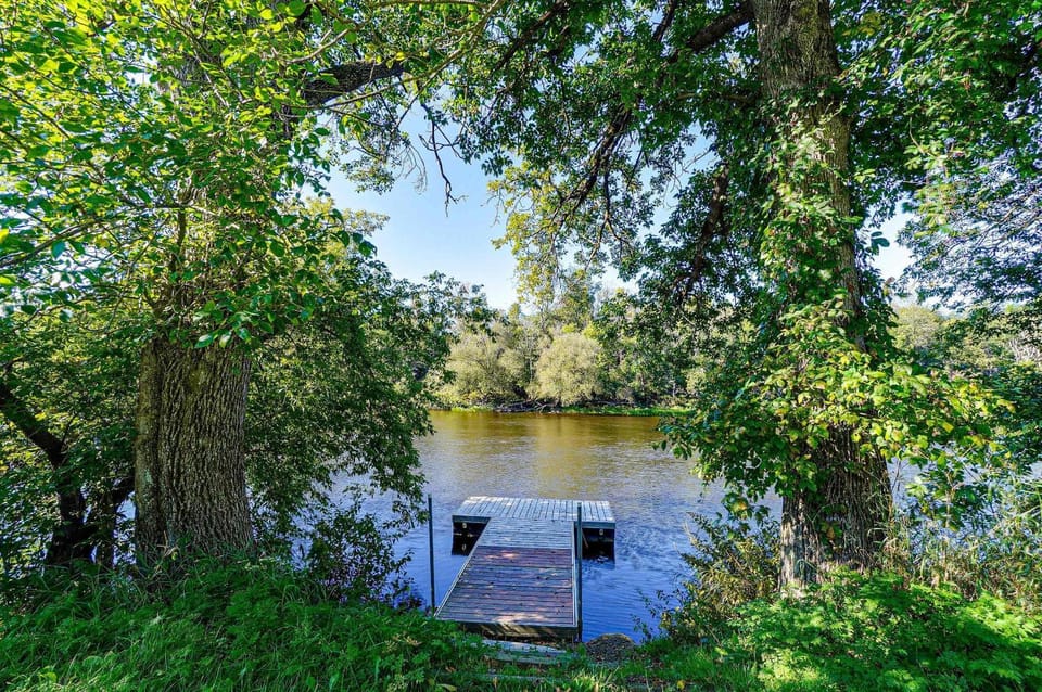 Spa & River - Aux Berges du Nord Chalet in Quebec