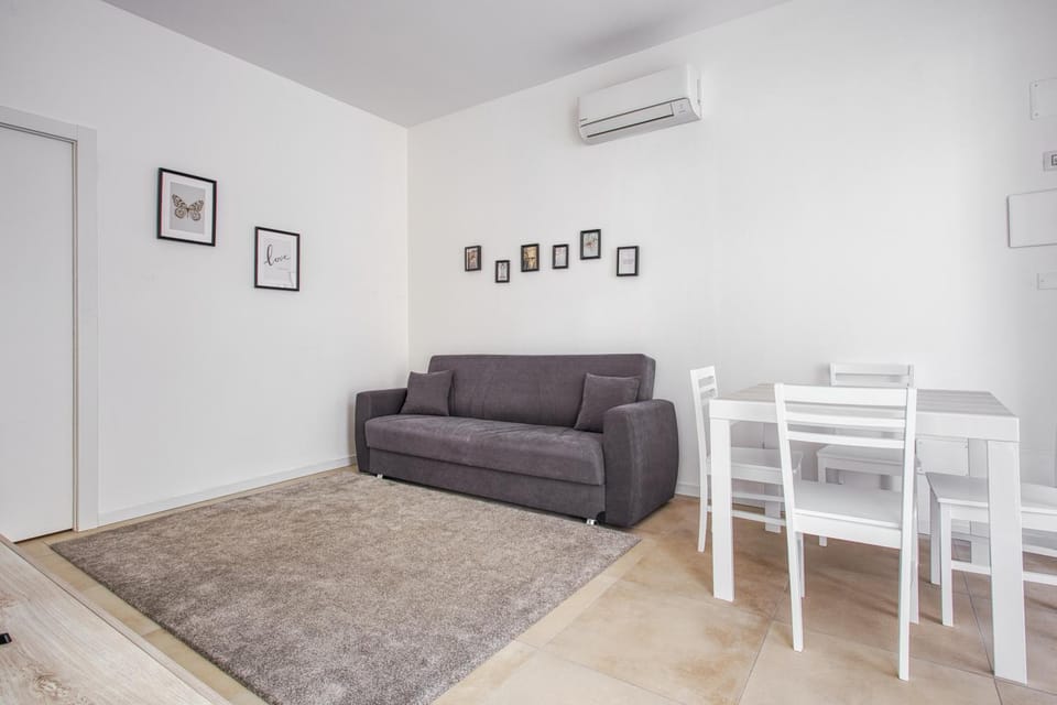 Living room, Seating area, Dining area, air conditioner