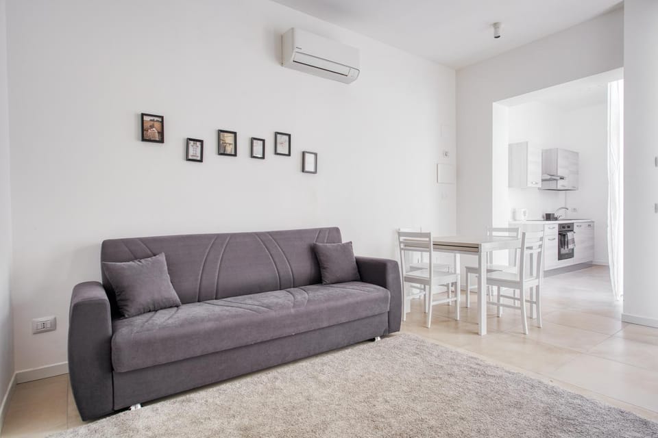 Living room, Seating area, Dining area, air conditioner