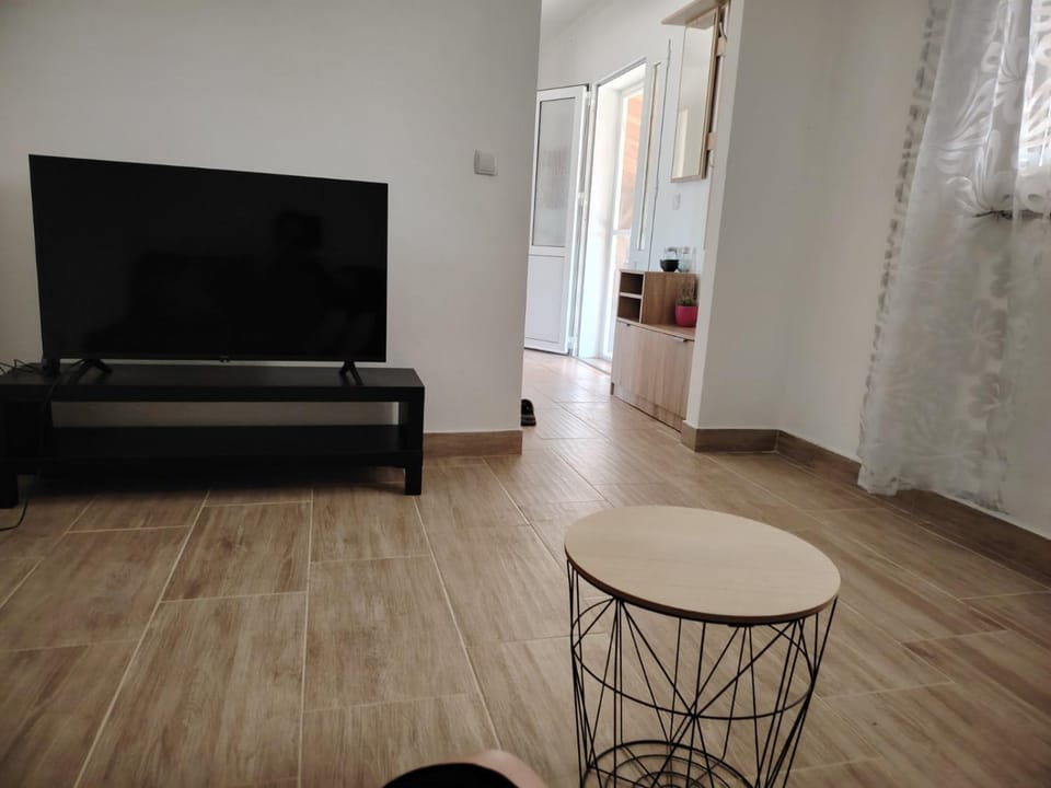 Communal lounge/ TV room, TV and multimedia, Living room, Seating area, Evening entertainment