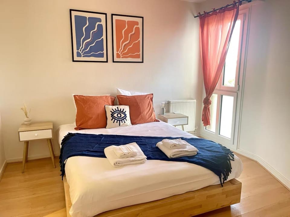 Bed, Photo of the whole room, towels