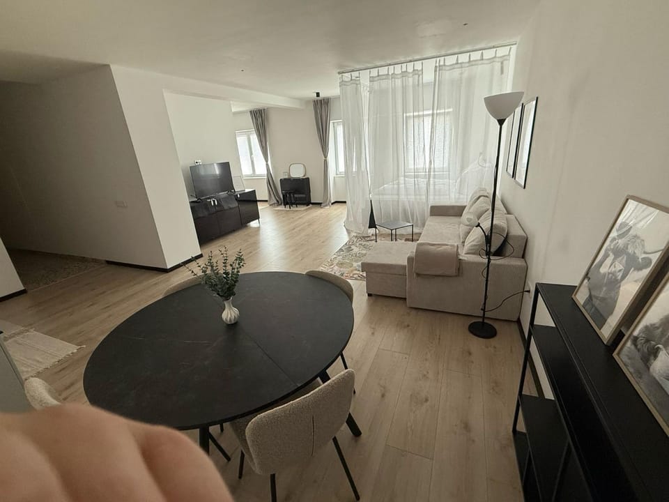 TV and multimedia, Living room, Seating area, Dining area