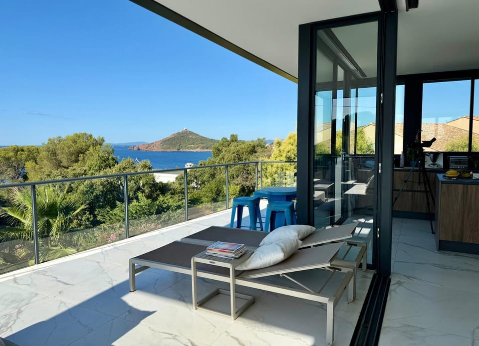 Beautiful villa with sea view Villa in Saint-Raphael