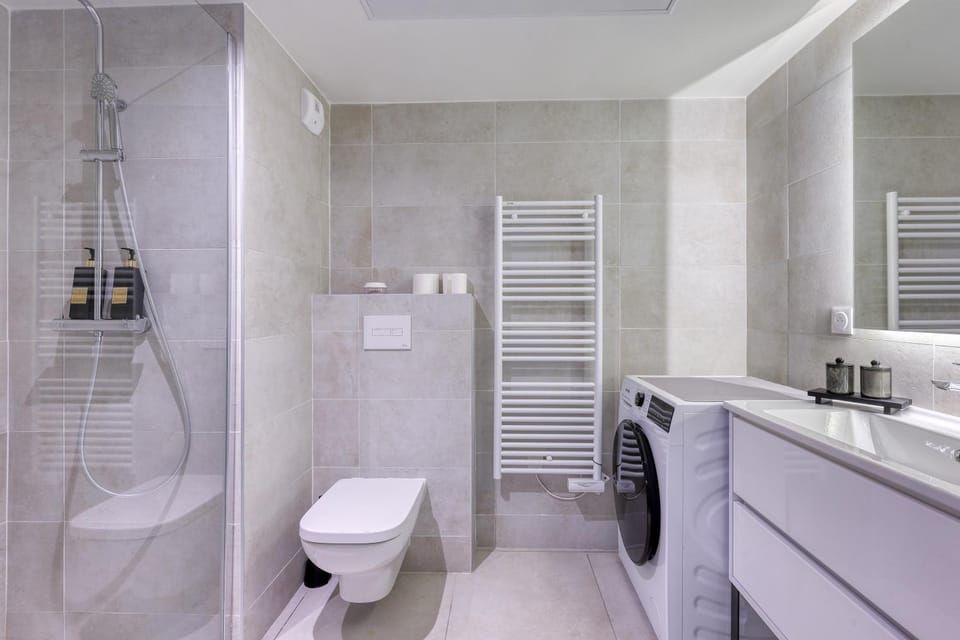 Shower, Toilet, Bathroom, towels