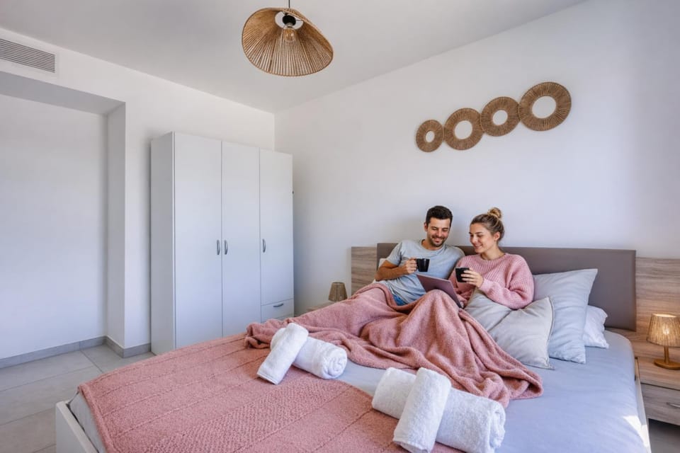 Bed, People, Photo of the whole room, Bedroom, Guests, group of guests, towels