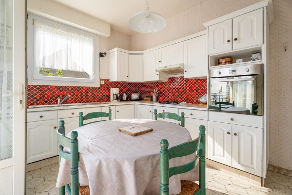 Property building, Kitchen or kitchenette, Living room